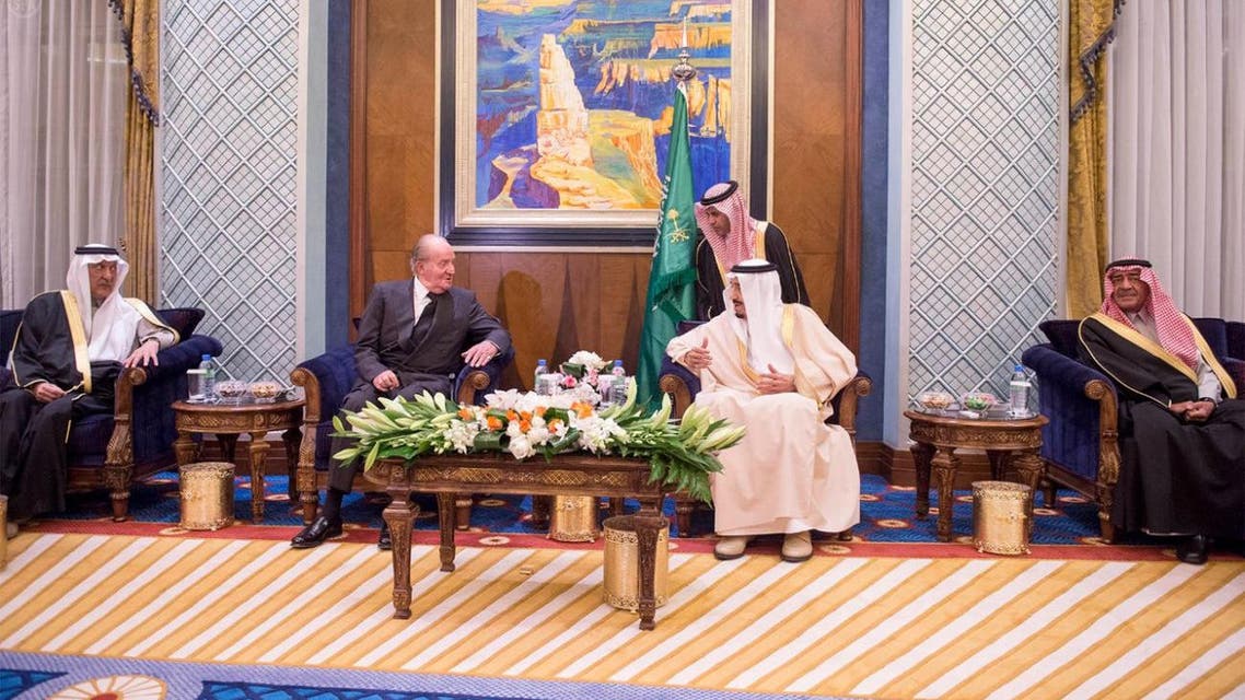 King Juan Carlos (L) attends a meeting with King Salman bin Abdulaziz (R) in Riyadh. (Photo courtesy: SPA)