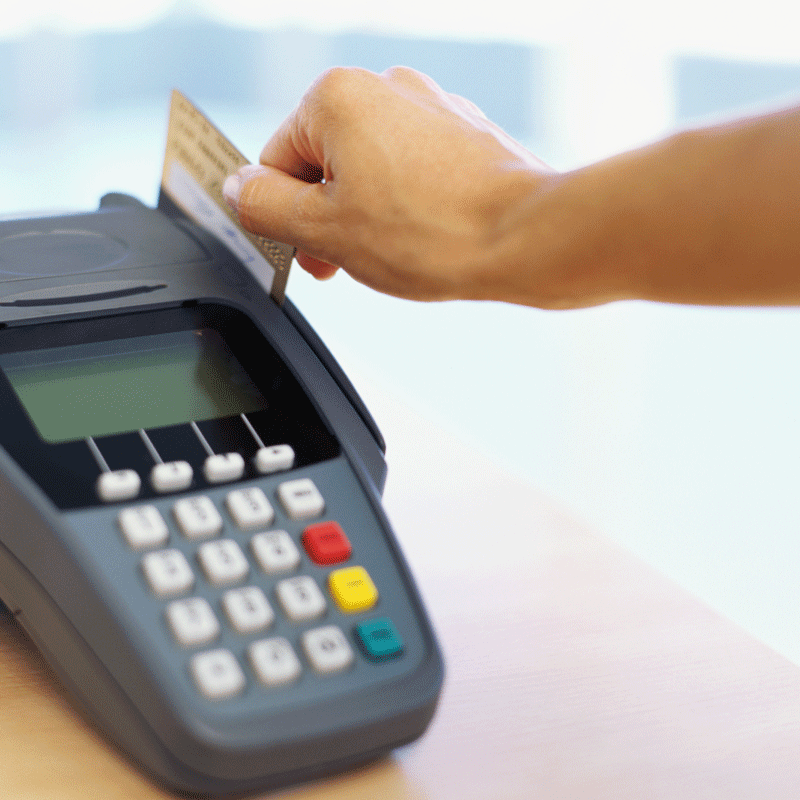 رسوم الدفع بالبطاقات الائتمانية في الإمارات تثير مزيداً من الجدل