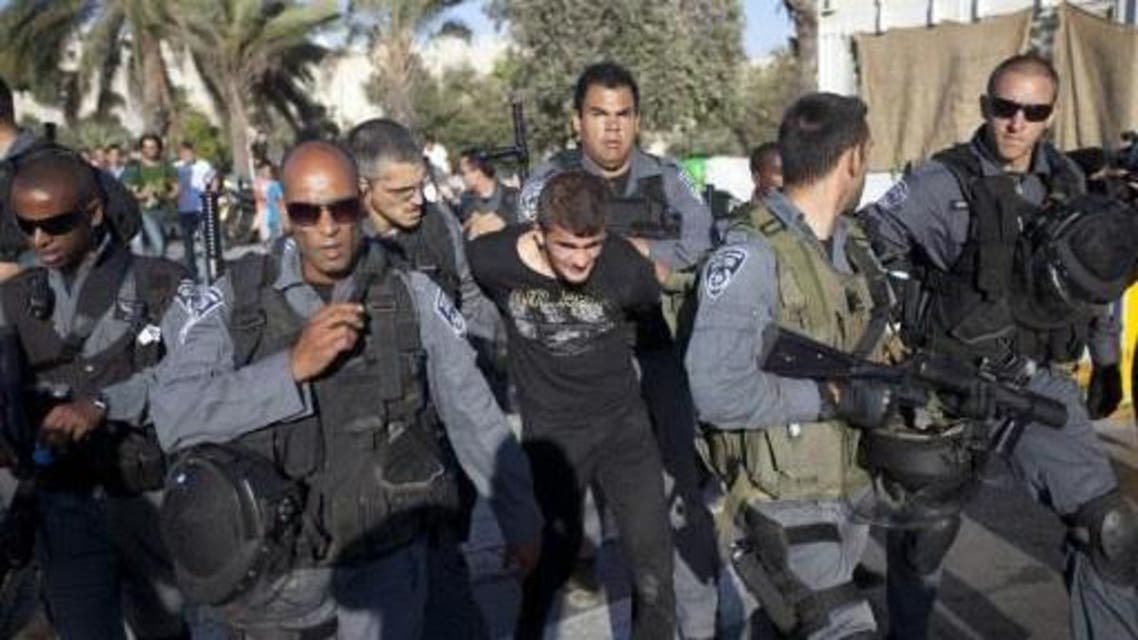 إسرائيل تعتقل الشباب الفلسطيني