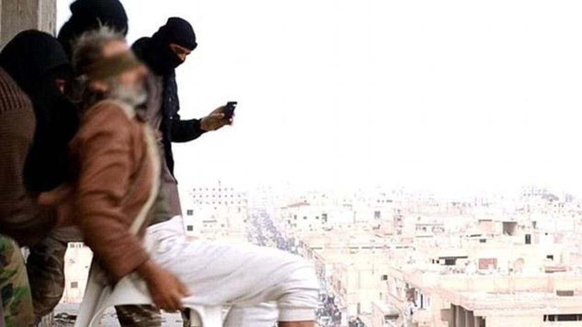 ISIS militants execute man in Syria (Daily Mail)