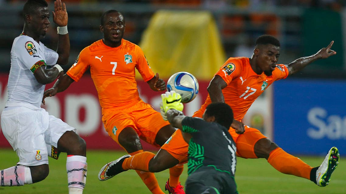 Ghana's goalkeeper Brimah Razak saves the ball against Ivory Coast's Serge Aurier (R) and Seydou Doumbia (C) during the African Nations Cup final soccer match in Bata, February 8, 2015. (Reuters)