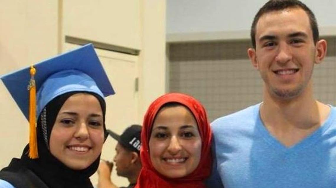 من اليمين، ضياء وزوجته يسر وشقيقتها رزان