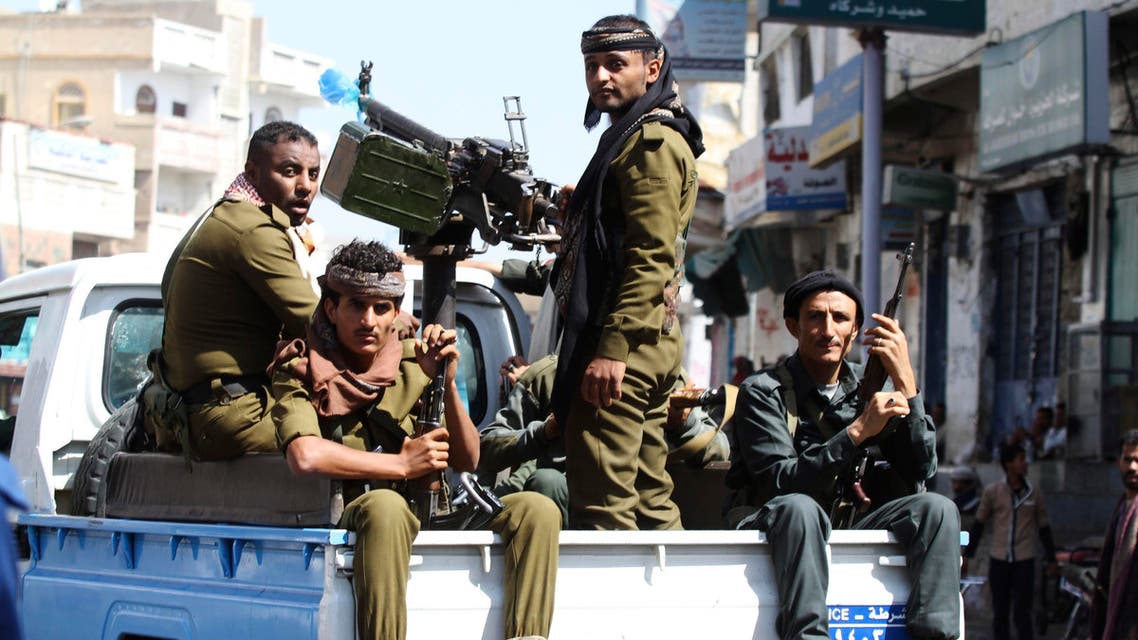 Soldiers watch as anti-Houthi protesters demonstrate against the dissolution of Yemen's parliament and the takeover by the armed Shi'ite Muslim Houthi group, during a rally in the southwestern city of Taiz, February 13, 2015. (File photo: Reuters)