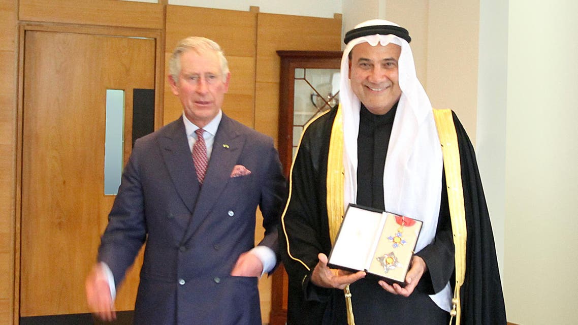محمد عبداللطيف جميل يستلم لقب الفارس من تشارلز