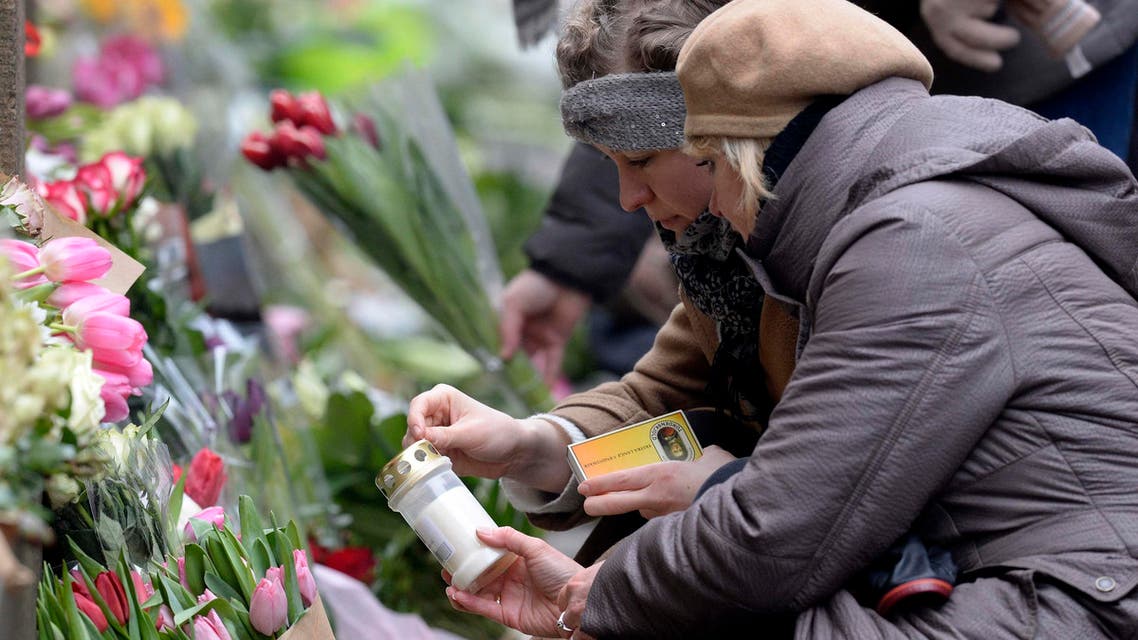 Two women light a candle at a memorial for the victims of the deadly attacks in front of the synagogue in Krystalgade in Copenhagen, February 15, 2015. (Reuters)