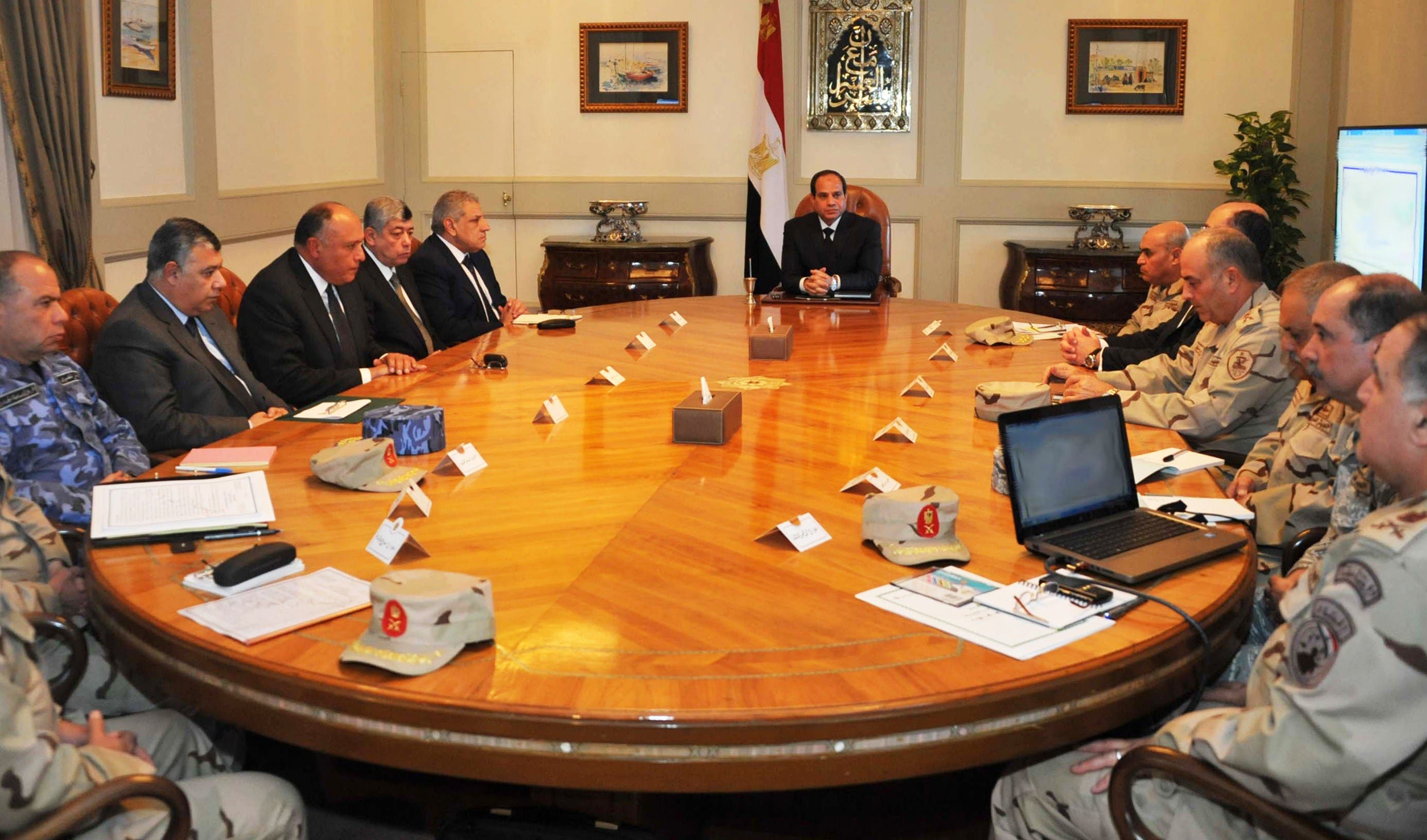 Egyptian President Abdel Fattah al-Sisi (C), surrounded by top military generals, attending an emergency meeting in Cairo on February 15, 2015 of the Supreme Council of the Armed Forces. (AFP) 