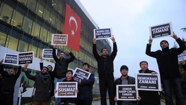 People gather in support outside Zaman newspaper in Istanbul, Turkey, Sunday, Dec. 14, 2014, hours after police launched raids in a dozen cities, detaining around 20 people including journalists, television producers and police known to be close to a movement led by a U.S.-based moderate Islamic cleric Fethullah Gulen. (File photo: AP)