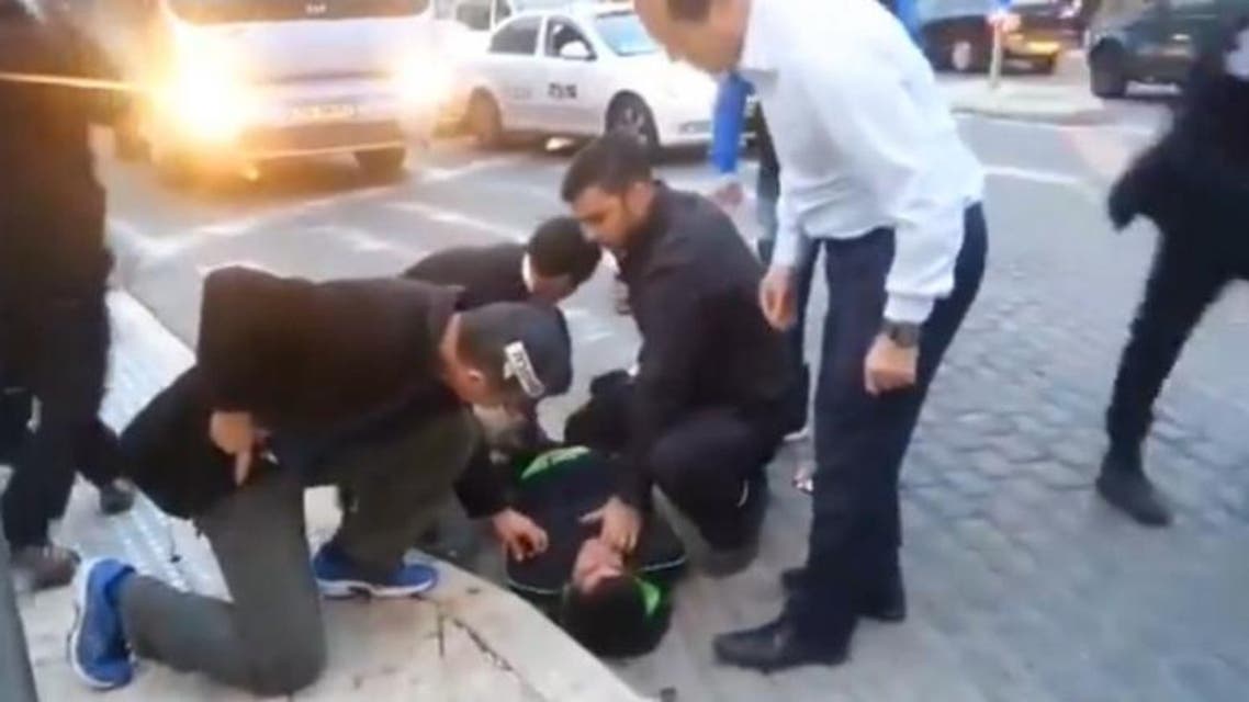 فلسطيني يطعن اسرائيليا في القدس قبل اعتقاله