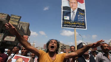 A protester shouts slogans during a demonstration to show support to Yemen's ousted president Abd-Rabbu Mansour Hadi in Yemen's southwestern city of Taiz February 22, 2015. (Reuters)