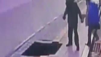 فيديو: شخصان تبتلعهما الأرض فور نزولهما من القطار