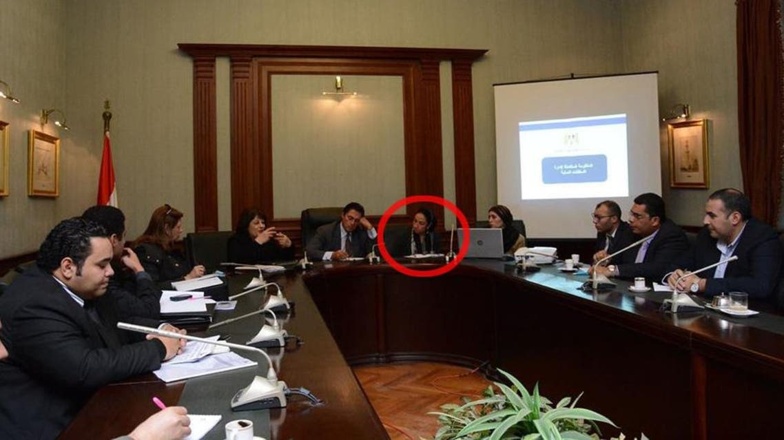زوجة مسؤول مصري لا تفارقه في مقر عمله بسبب الغيرة