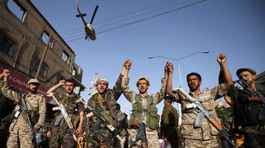 عناصر من الحوثيين يرتدون الزي العسكري - اليمن