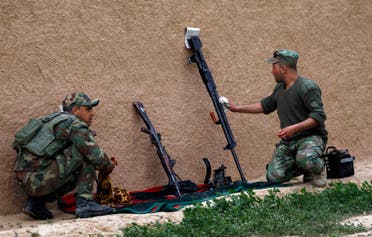 Shi'ite fighters clean their weapons in the town of Hamrin in Salahuddin province March 3, 2015 (Reuters)