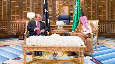King Salman holds talks with Pakistani Prime Minister Nawaz Sharif. (SPA)