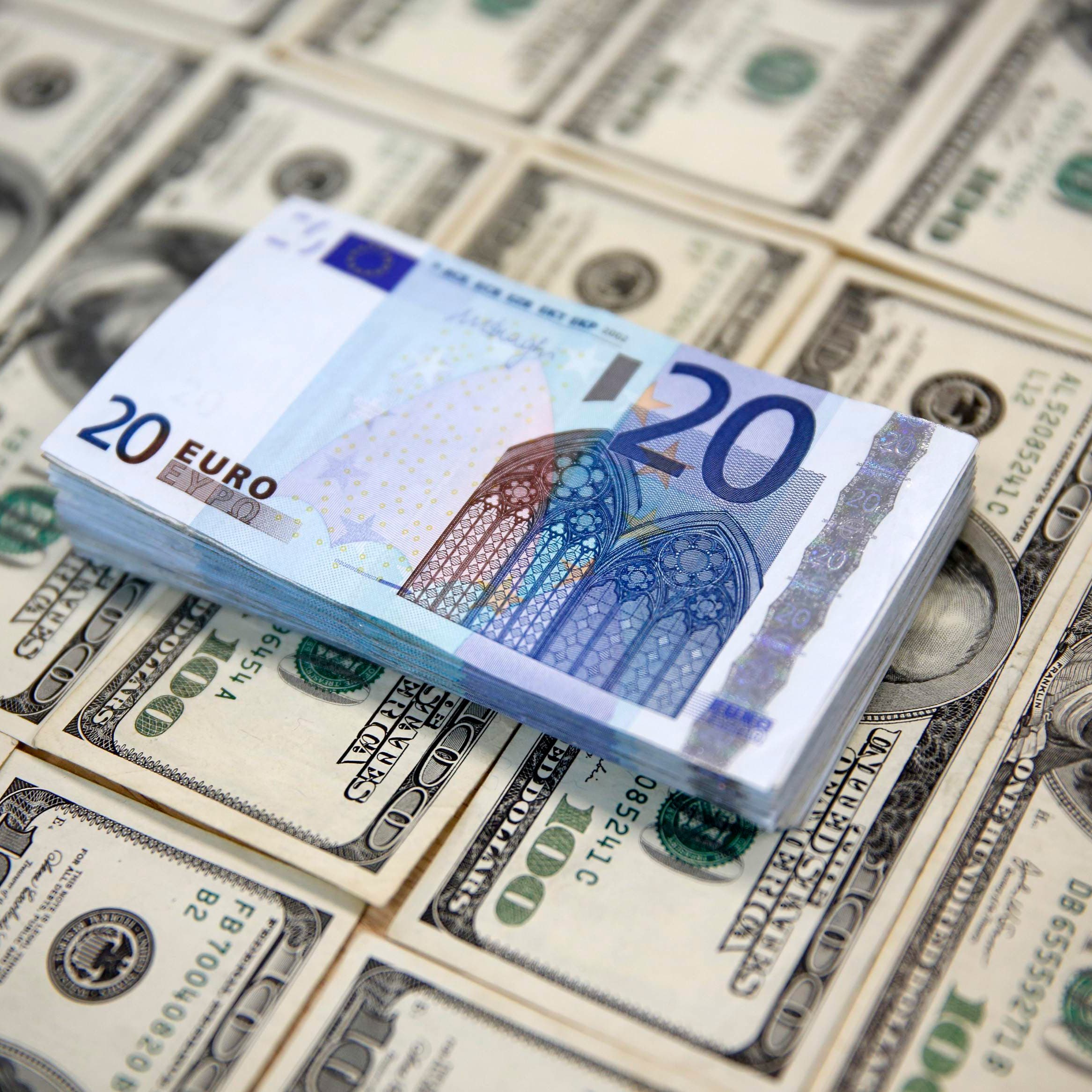 اليورو يوسع خسائره بعد أول تعبئة روسية منذ الحرب العالمية الثانية