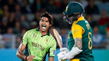 Pakistan's Muhammad Irfan (L) celebrates dismissing South Africa's Dale Steyn (R) during their Cricket World Cup match in Auckland, March 7, 2015. (Reuters)