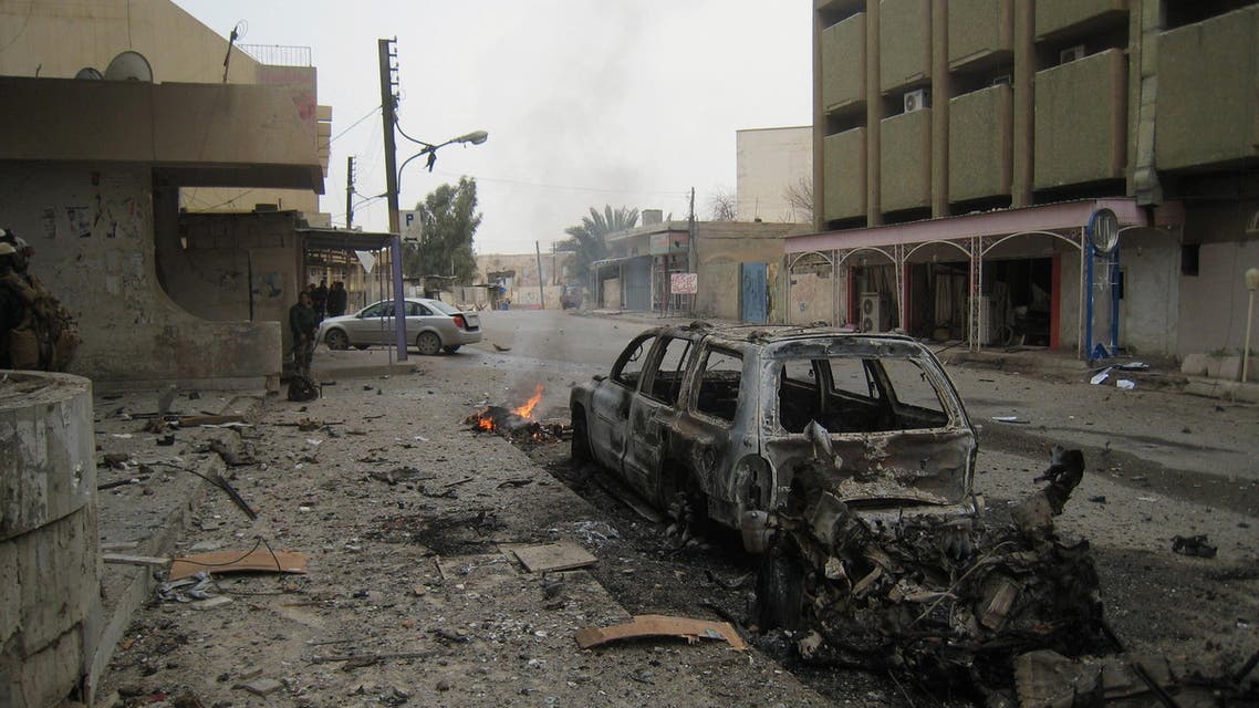 Iraq forces looted, burned after breaking is siege (AP)