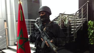 عنصر من الأمن المغربي أثناء محاكمة 13 مغربيا بايعوا داعش وخططوا لاغتيال شخصيات مغربية في المغرب