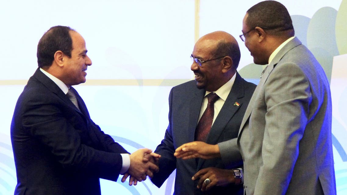 Sudanese President Omar Hassan al-Bashir (C) shakes hands with his Egypian counterpart Abdel Fattah al-sisi and Ethiopian Prime Minister Hailemariam Desalegn after signing an Agreement on the Declaration of Principles on the Grand Ethiopian Renaissance Dam Project in Khartoum March 23, 2015. (Reuters)