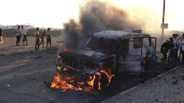 People watch a vehicle which belonged to Shi'ite Muslim rebels burn during clashes in Aden March 26, 2015. (File Photo: Reuters)