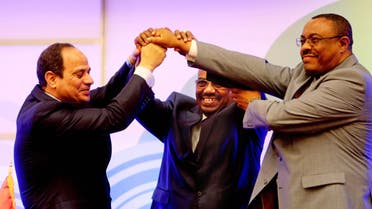 Sudanese President Omar al-Bashir, center, Egyptian President Abdel-Fattah el-Sissi, left, and Ethiopian Prime Minister Hailemariam Desalegn, right, hold hands after signing an agreement on sharing water from the Nile River, in Khartoum, Sudan, Monday, March 23, 2015. (AP)
