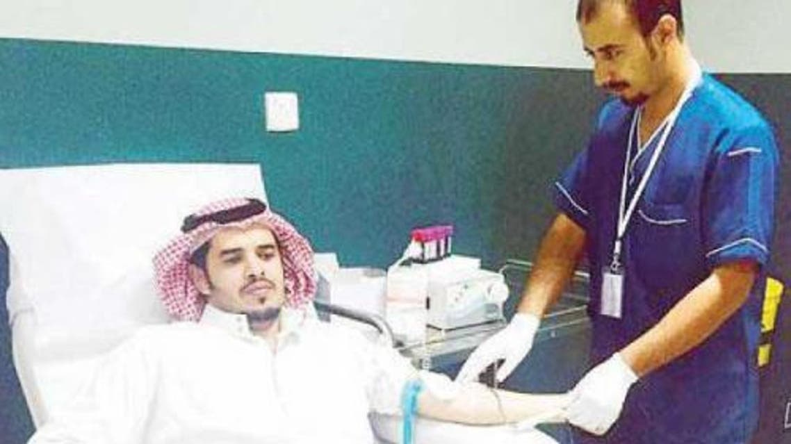 A Saudi donating blood to augment the blood bank in the southern region. Director of Najran Health Affairs, Saleh Bin Saad Al-Munis, said “blood donation is a further consolidation of the spirit of voluntary giving.” (Courtesy: Okaz)