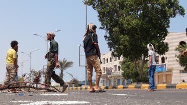Militants loyal to Yemen's President Abd-Rabbu Mansour Hadi man a checkpoint on a street in the country's southern port city of Aden March 30, 2015.  (Reuters)