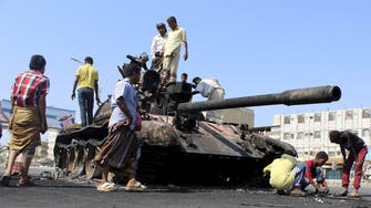 Yemen rebels quit Aden palace after air raids 