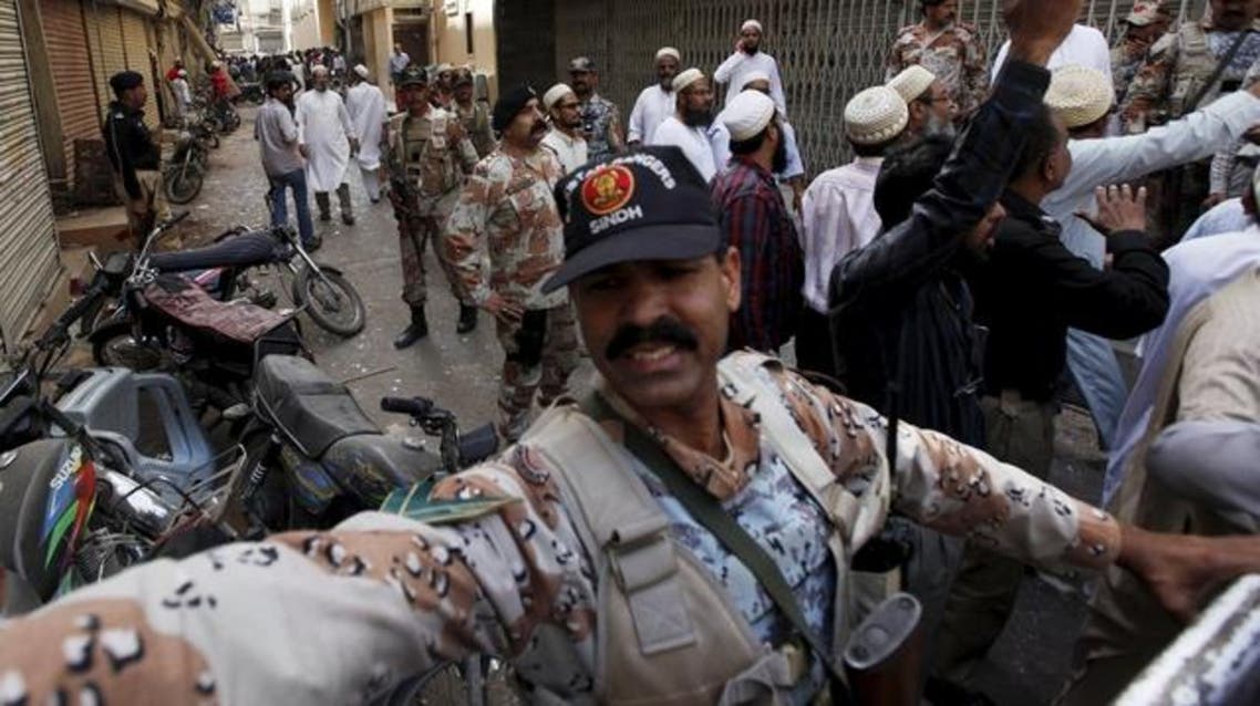 Paramilitary soldiers and residents gather outside a Bohra mosque after an explosion, to stop others from entering, in Karachi March 20, 2015. (File: Reuters)