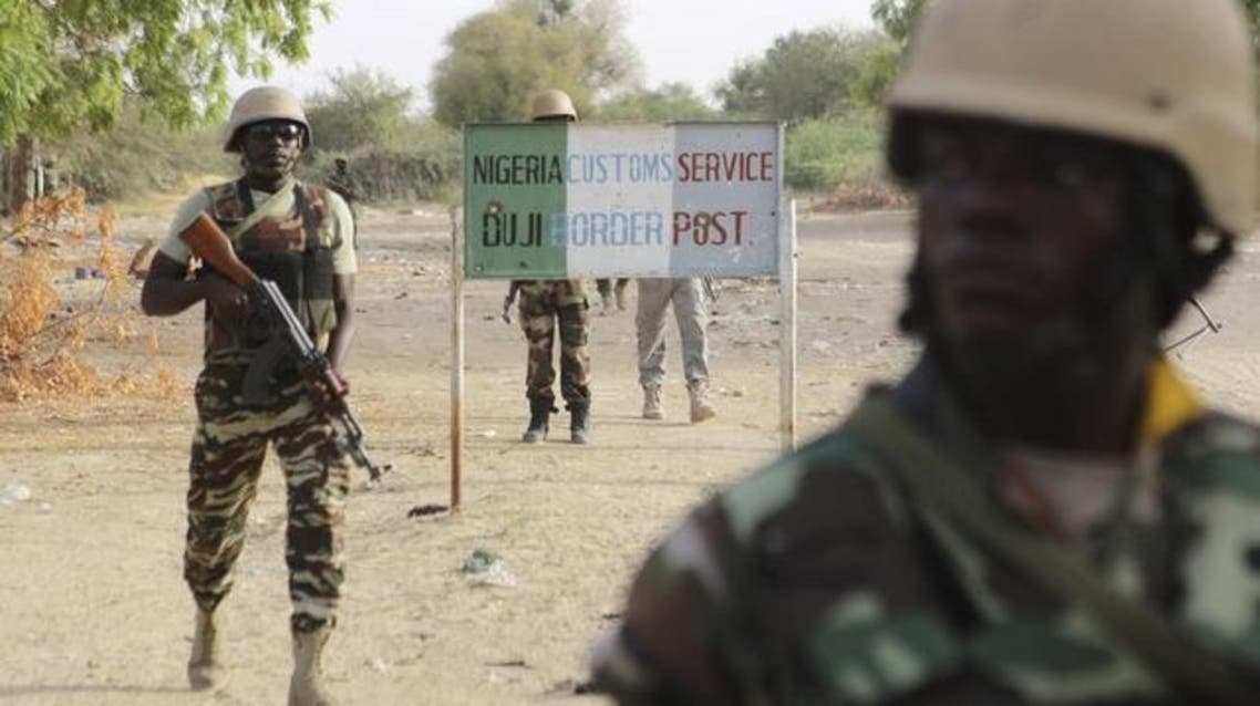 Nigerien soldiers walk past a customs signpost in Duji, Nigeria, March 25, 2015. (File: Reuters)
