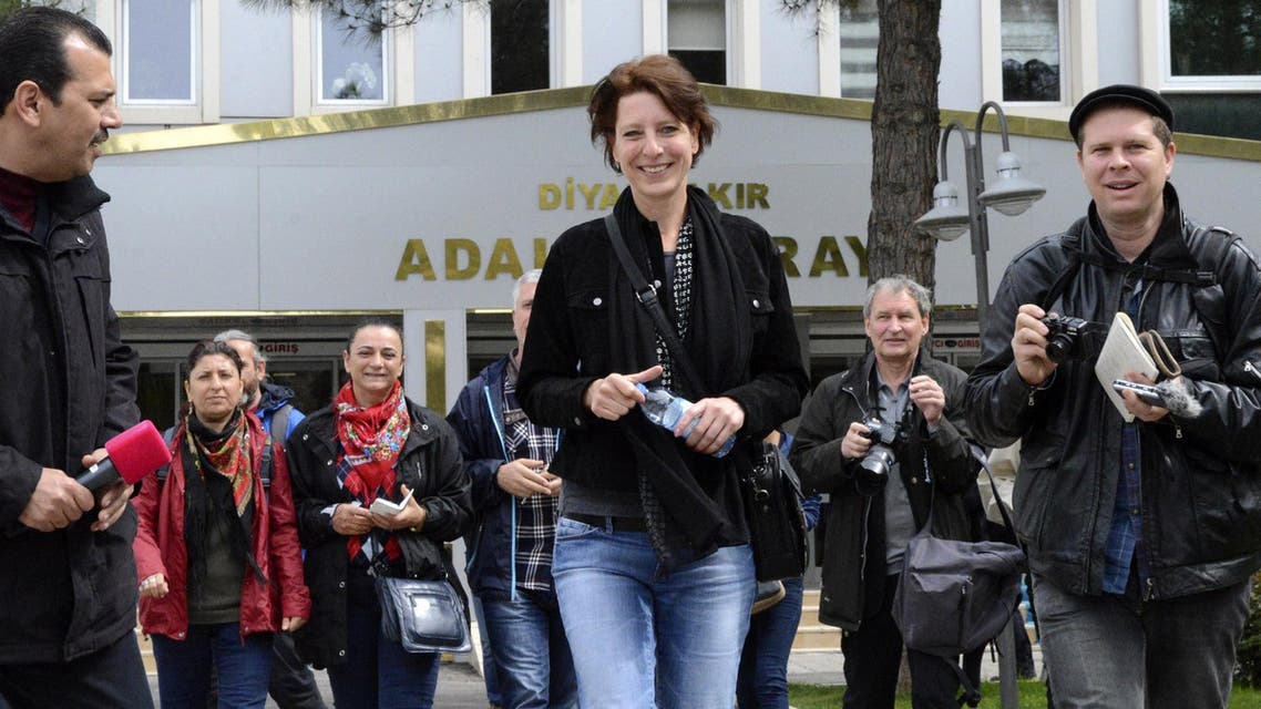 Dutch journalist Frederike Geerdink (C) leaves Diyarbakir courthouse on April 8, 2015, in Diyarbakir. Prosecutors accuse Geerdink of spreading “terrorist propaganda” for the Kurdistan Workers’ Party (PKK). (AFP)