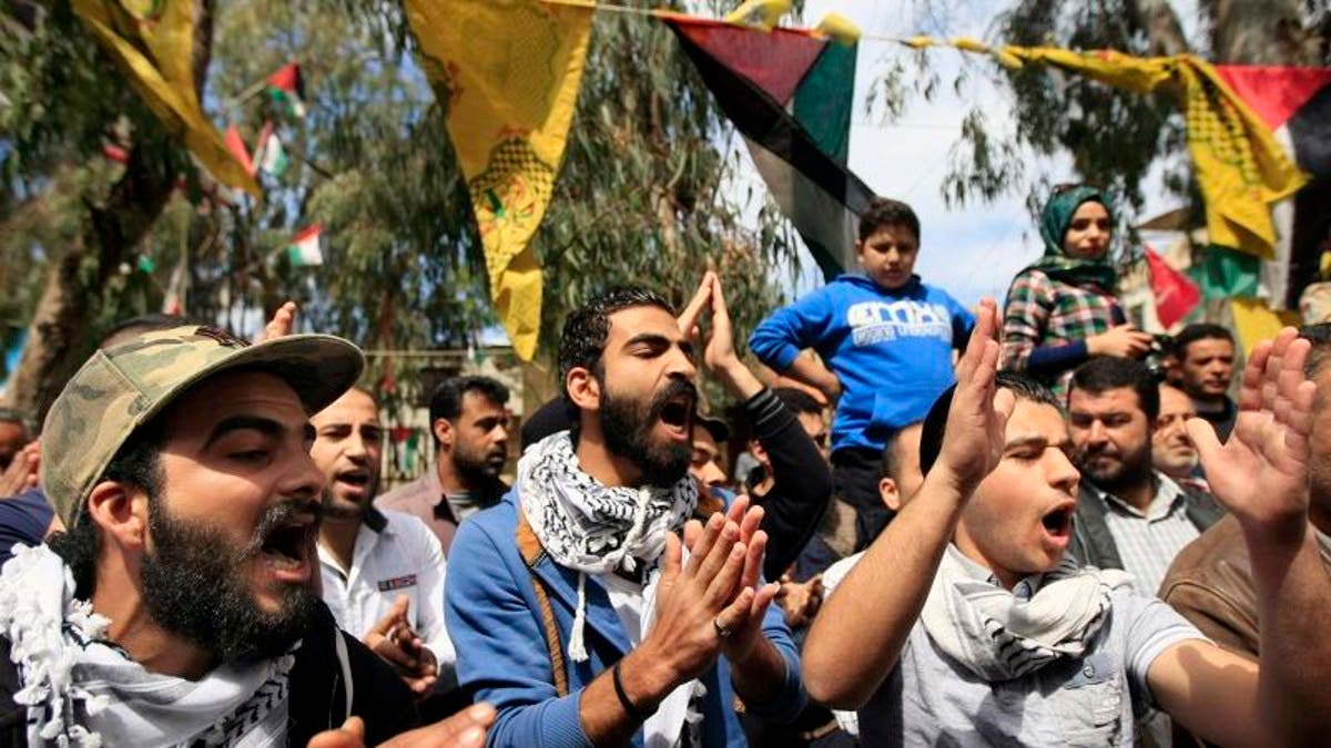 Palestinians rally for Yarmouk refugee camp