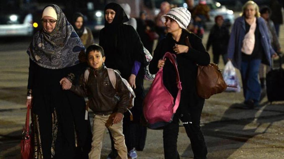 مواطنون من عدة جنسيات بينهم رعايا مصريين اجلتهم روسيا من اليمن يصلون لمطار موسكو