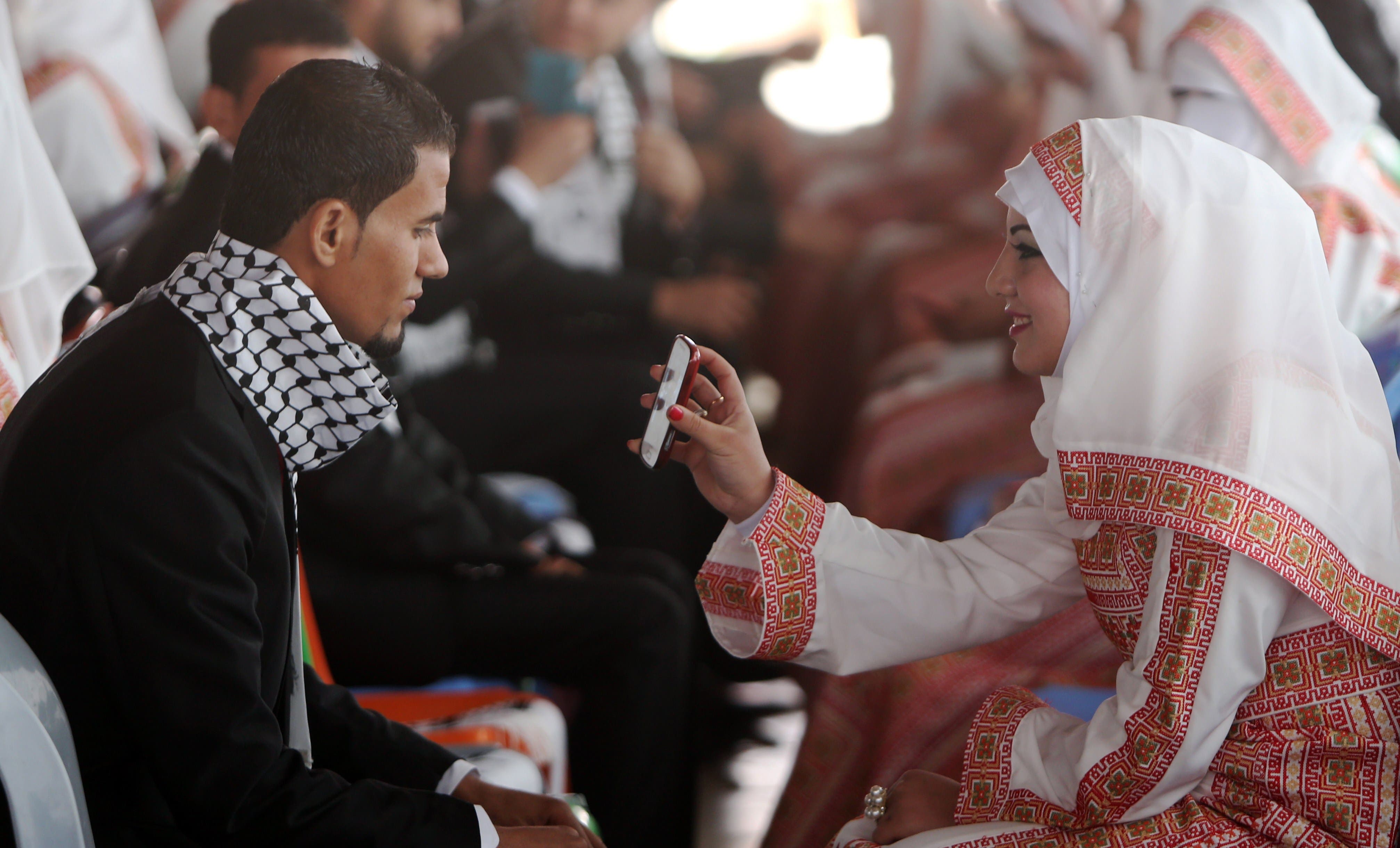 Braving The Rain 200 Palestinian Couples Hold Mass Wedding Al Arabiya English 9508