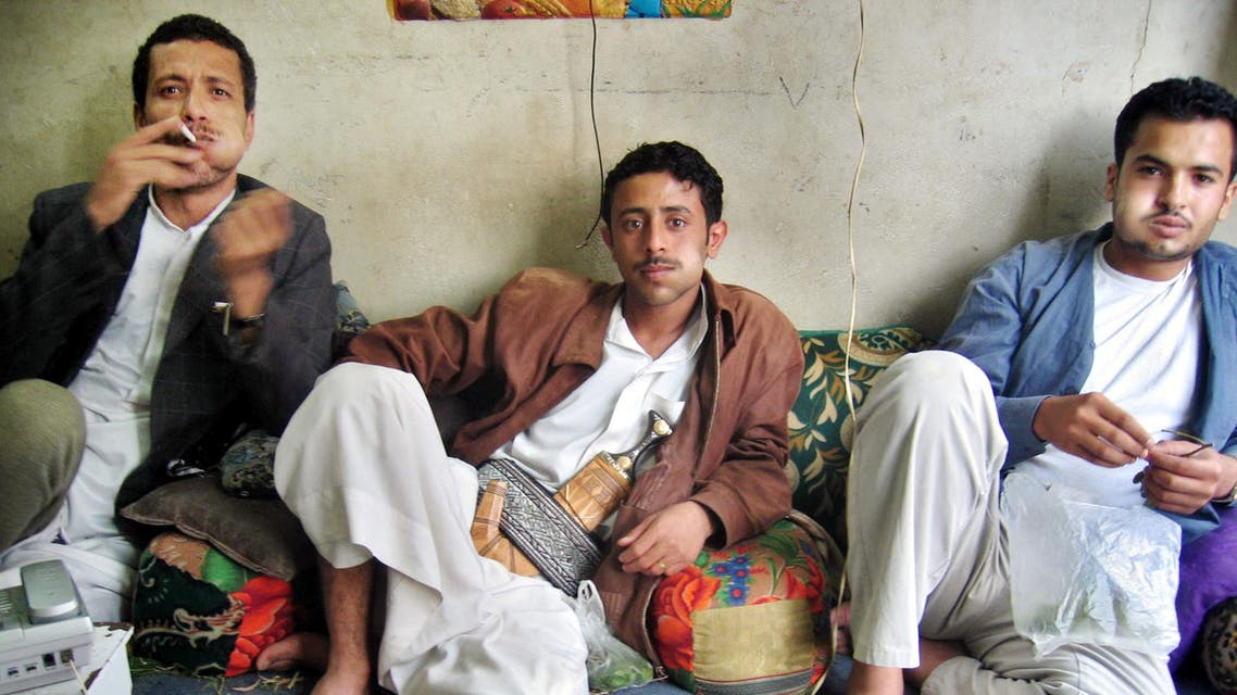 Yemenis chew qat leafs in the capital San'a on Thursday, Oct. 6, 2005. (File: AP)