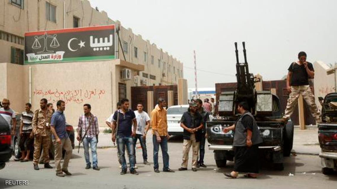 مسلحون ليبيون أثناء حصارهم لوزارة العدل الليبية في طرابلس ميليشيات