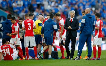 Football - Reading v Arsenal - FA Cup Semi Final - Wembley Stadium - 18/4/15 Arsenal manager Arsene Wenger with his players before extra time Action Images via Reuters / John Sibley Livepic