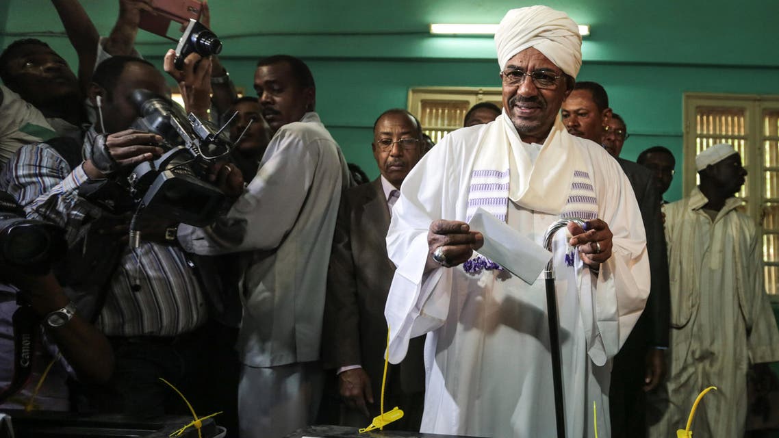 President Omar al-Bashir casts his ballot as he runs for another term, on the first day of the presidential and legislative elections, in Khartoum, Sudan, Monday, April 13, 2015. (File Photo: AP)