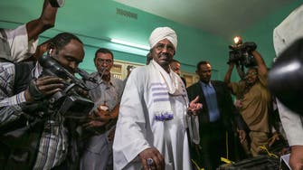 البشير يحل حكومة الوفاق الوطني في السودان