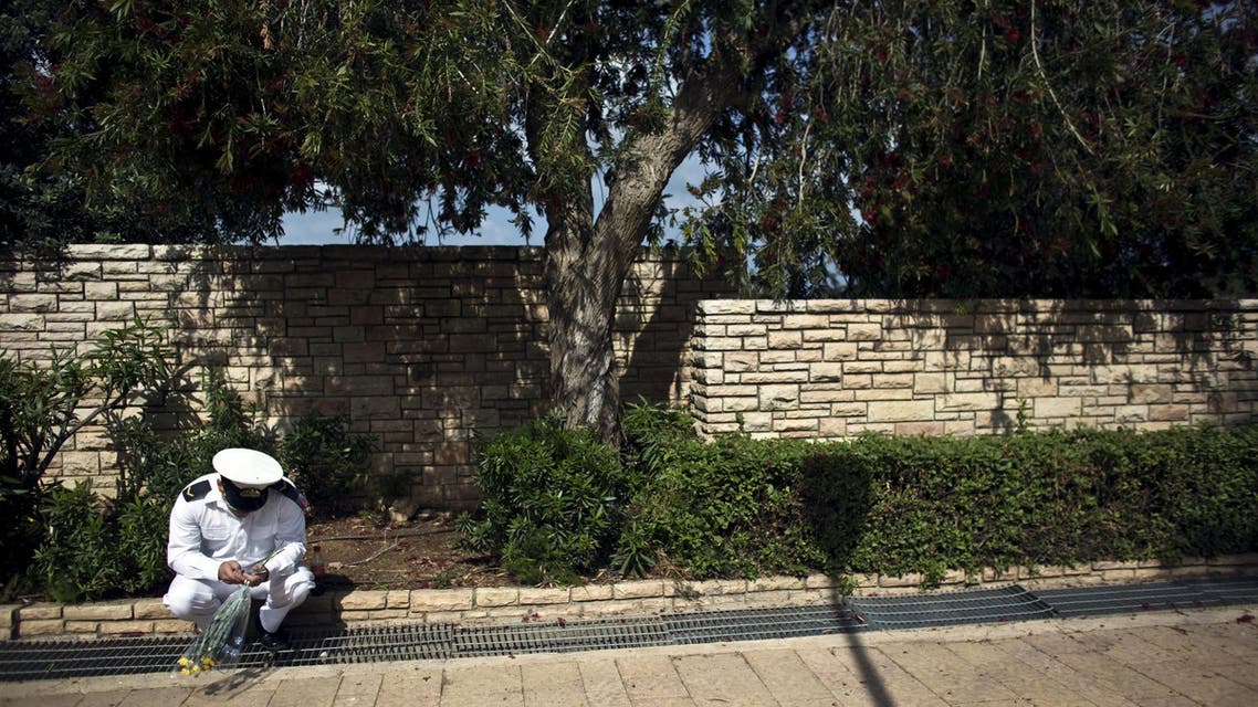جندي اسرائيلي يتفقد هاتفه