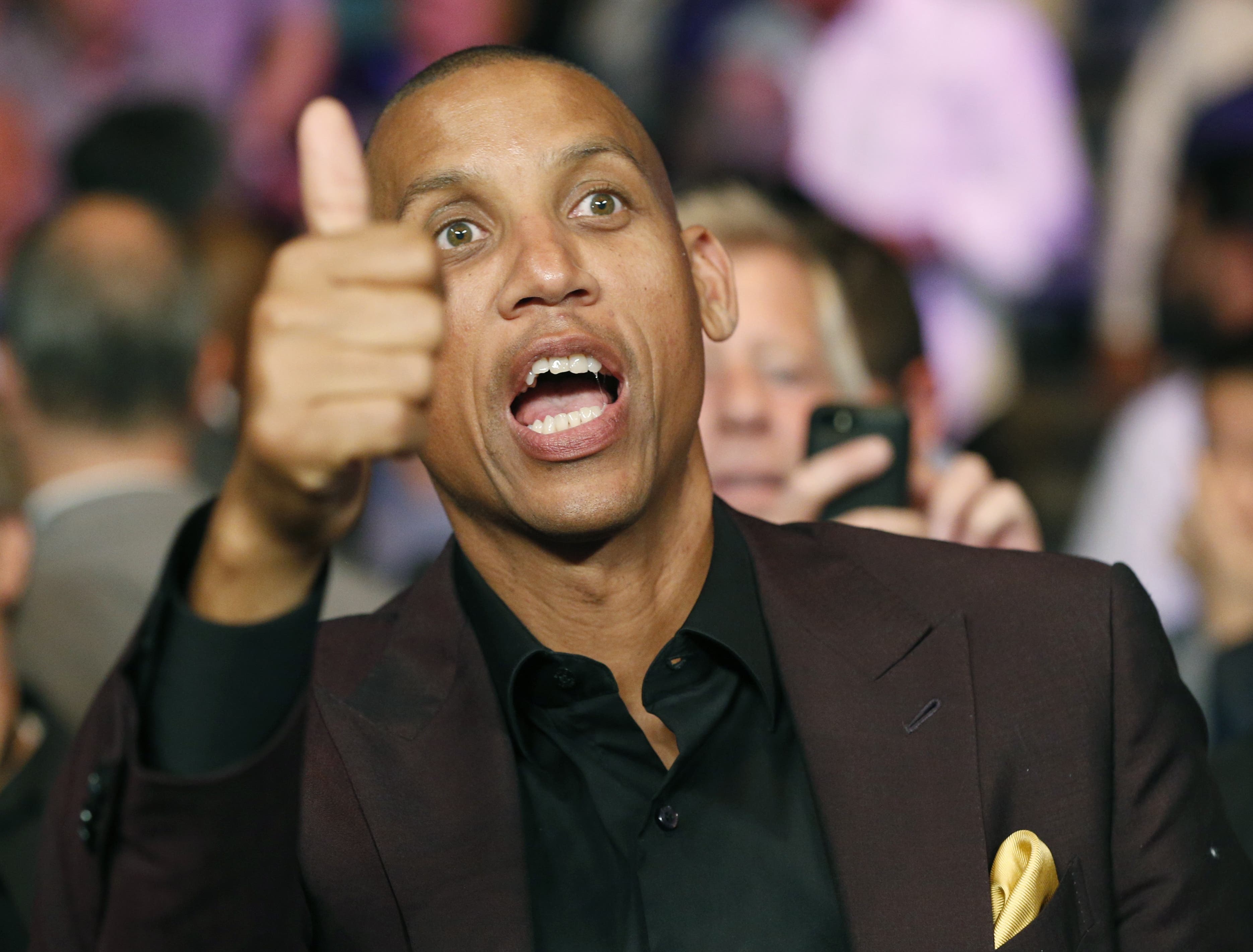 Reggie Miller gestures to the crowd before the start of the world welterweight championship. (AP)