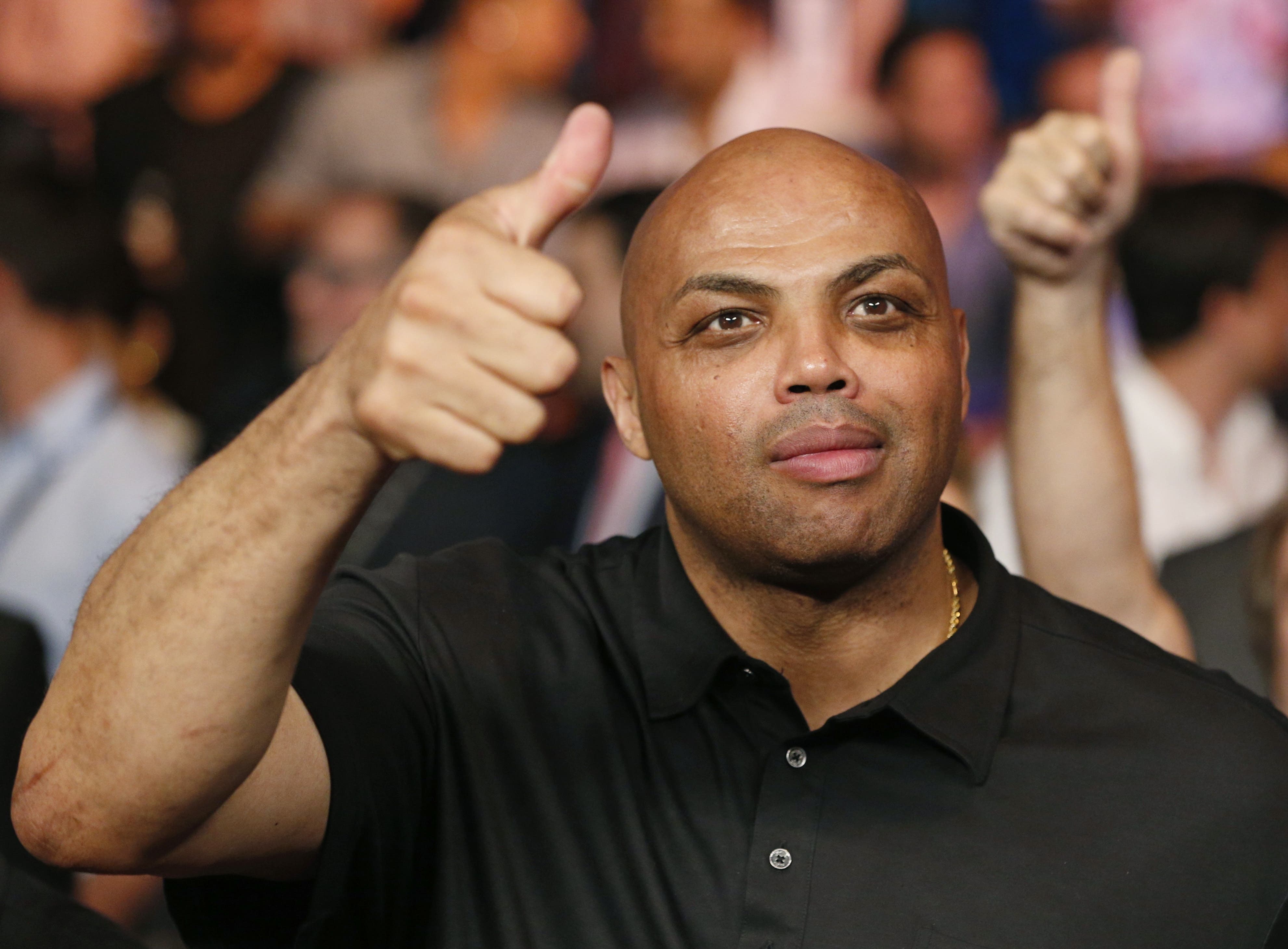 Charles Barkley joins the crowd before the start of the world welterweight championship. (AP)