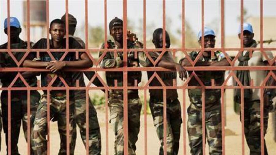 United Nations peacekeepers from Senegal peer out from behind a gate during a protest against sending peacekeepers to the northern rebel-held town of Kidal before sending Malian soldiers there, in Gao July 5, 2013. (File: Reuters)