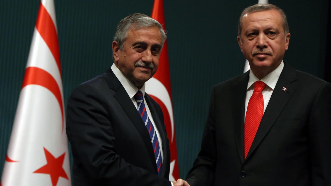 Turkish President Recep Tayyip Erdogan, right, and newly elected Turkish Cypriot leader Mustafa Akinci shake hands after a joint press conference in Ankara, Turkey, Wednesday, May 6, 2015. Akinci is in Ankara on a one-day official visit.(AP Photo/Burhan Ozbilici)