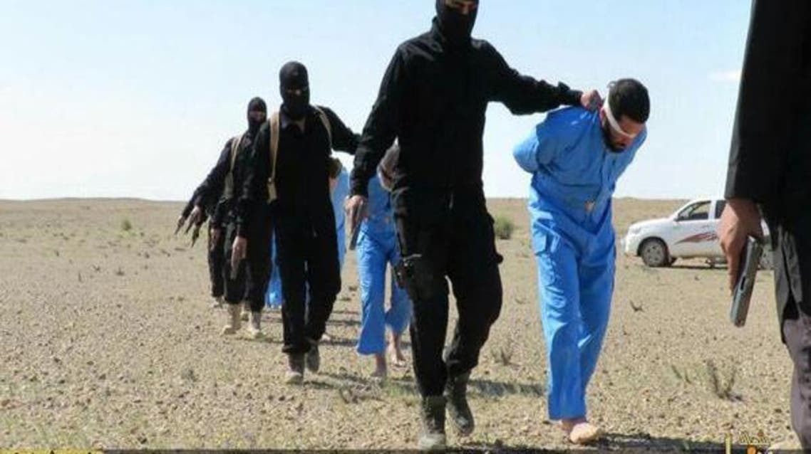 بالصور.. داعش يعدم 10 في العراق ويستبدل اللون البرتقالي بالأزرق