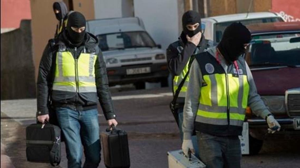 Masked Spanish police officers carry cases from an apartment during an operation in Melilla, December 16, 2014. (File Photo: Reuters)