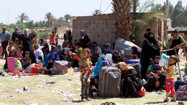 Displaced Sunni people fleeing the violence in the city of Ramadi arrive at the outskirts of Baghdad, May 17, 2015. Reuters