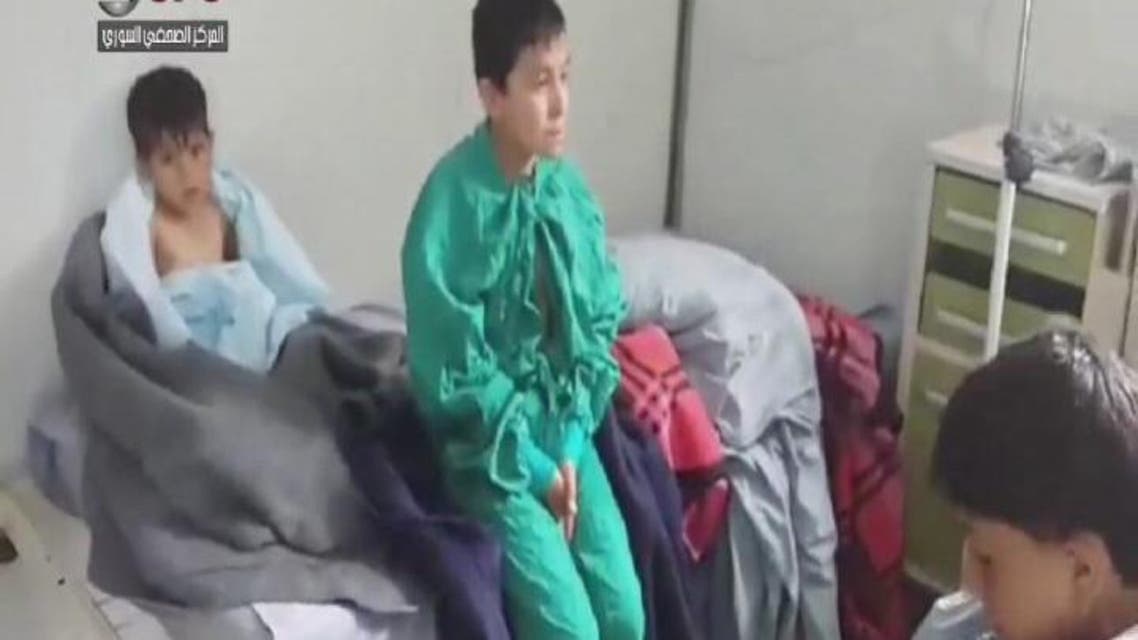 THUMBNAIL_ حالات اختناق بغاز الكلور السام بين المدنيين في قرية الشغر بريف إدلب الغربي اليوم نتيجة استهداف القرية بالبراميل المحملة بغاز الكلور