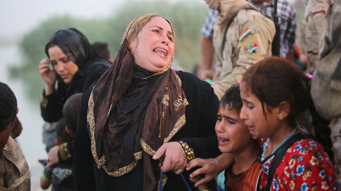 Displaced Sunni people, who fled the violence in the city of Ramadi, arrive at the outskirts of Baghdad - Reuters