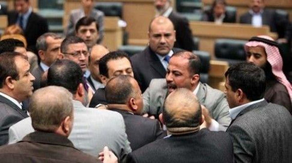 نائب عراقي يتعرض للضرب إثر شجار في مجلس النواب